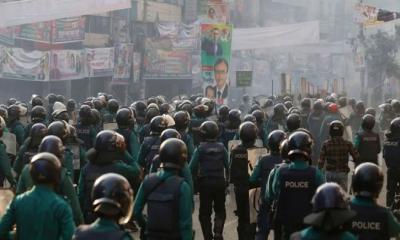 পুরোনো পোশাকেই ফিরছে পুলিশ