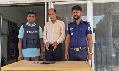 নারীসহ পুলিশ পাহারায় রাত কাটাতে চেয়ে ধরা ভুয়া জজ