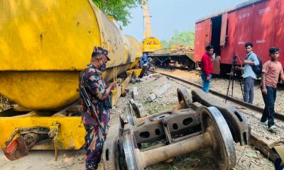 ১৬ ঘণ্টায়ও স্বাভাবিক হয়নি সিলেটের সঙ্গে রেল যোগাযোগ