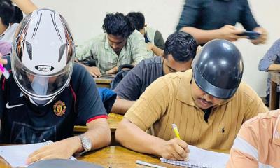 নিরাপত্তার শঙ্কায় হেলমেট পরে পরিক্ষার হলে জবি শিক্ষার্থীরা