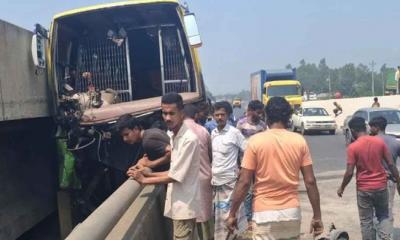 চাকা ফেটে ওভারব্রিজে ধাক্কা, চালক-হেলপারসহ নিহত ৩