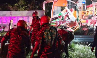 কাভার্ডভ্যানের পেছনে বাসের ধাক্কায় নিহত ১, আহত ১২