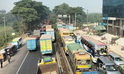 ঢাকা-চট্টগ্রাম মহাসড়কে ১৩ কিলোমিটার যানজট, ভোগান্তিতে যাত্রীরা