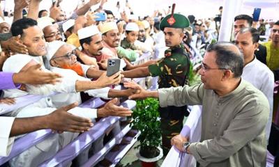 জাতীয় ঈদগাহে মুসল্লিদের সঙ্গে প্রধানমন্ত্রীর শুভেচ্ছা বিনিময়