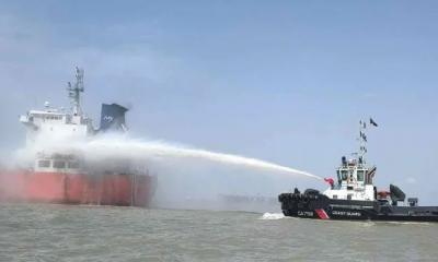 চট্টগ্রাম বন্দরে তেলবাহী জাহাজে আগুন