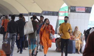 ছুটি কাটিয়ে স্বস্তিতে ঢাকায় ফিরছে মানুষ