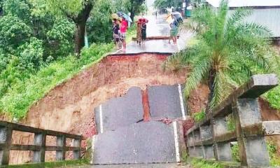 সেতু ধসে পড়ে বান্দরবান-রাঙামাটি সড়ক যোগাযোগ বিচ্ছিন্ন