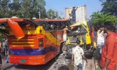 দাঁড়িয়ে থাকা কাভার্ডভ্যানে বাসের ধাক্কা, নিহত ৩