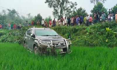 বগুড়ায় পথচারী নারীকে বাঁচাতে গিয়ে ধানখেতে প্রতিমন্ত্রীর গাড়ি