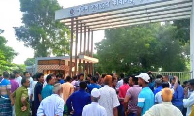 মাদক মামলার আসামিকে ছাড়াতে এসপি অফিস ঘেরাও
