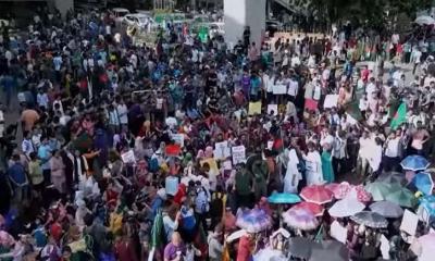 শহীদ পরিবারের প্রতিবাদ, আইন উপদেষ্টার পদত্যাগ দাবি