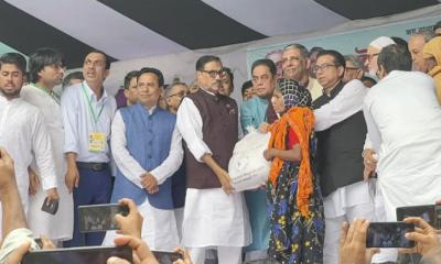 বিএনপি ইফতার পার্টি করে আর আওয়ামী লীগ ইফতার বিতরণ করে