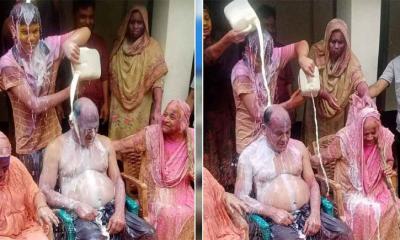 চেয়ারম্যান নির্বাচিত হয়ে দুধ দিয়ে গোসল