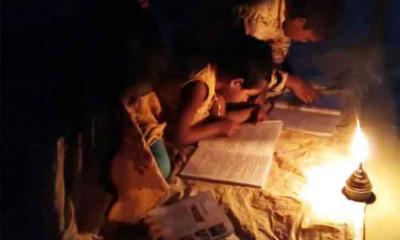 কুপির আলোয় ভরসা গ্রামবাসীর