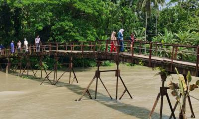 কাঁঠালিয়ায় স্বেচ্ছাশ্রমে ঝুঁকিপূর্ণ ব্রিজ মেরামত