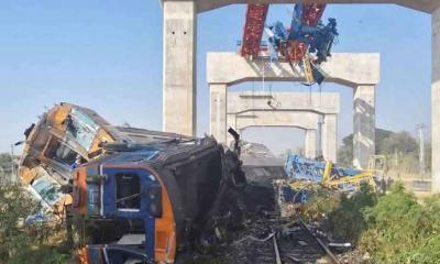 চলন্ত ট্রেনের ওপর ভেঙে পড়ল ক্রেন, নিহত ২২