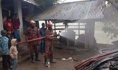 ঝালকাঠিতে বসতঘরে আগুন, অগ্নিদগ্ধ শিশু