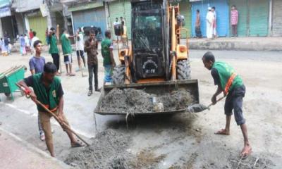 ঢাকায় কোরবানির পশুর বর্জ্য অপসারণ করছেন ১৯ হাজার কর্মী
