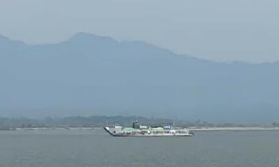 নাফ নদীতে মিয়ানমারের যুদ্ধ জাহাজ, বেড়েছে গোলাগুলি 