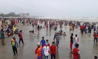 ঈদের দিন কুয়াকাটা সৈকতে মানুষের ঢল