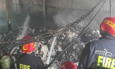 এটিএম লুঙ্গির কারখানায় আগুন