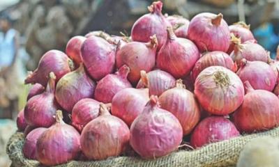 ১২০ টাকা কেজির পেঁয়াজ পরের দিন কীভাবে ২০০ টাকা?