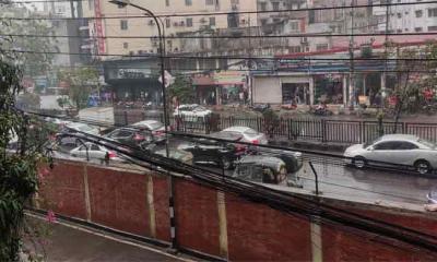 মৌসুমের প্রথম বৃষ্টিতে ভিজল ঢাকা