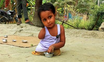 বেঁচে থাকতে চায় হাত-পা হীন প্রতিবন্ধী সুলতানা 