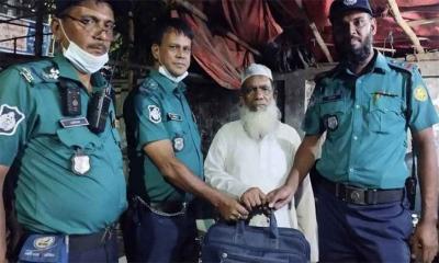 বীর মুক্তিযোদ্ধার হারানো ব্যাগ ফিরিয়ে দিল ট্রাফিক পুলিশ 