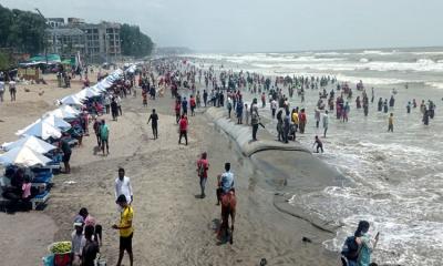 উত্তাল সাগর গিলছে বেড়িবাঁধ-সমুদ্র সৈকত-মেরিন ড্রাইভ