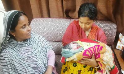 রেলস্টেশনে প্রসব বেদনা, প্ল্যাটফরমেই সন্তান প্রসব নারী যাত্রীর