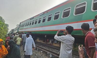 চালকের অবহেলায় ৯ বগি লাইনচ্যুত, সহকারী স্টেশন মাস্টার বরখাস্ত