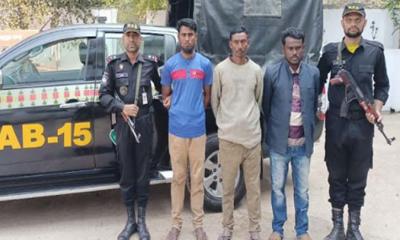 বিপুলসংখ্যক ইয়াবাসহ ৩ রোহিঙ্গা আটক