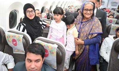 বিমানে নিজের আসনের পাশে প্রধানমন্ত্রীকে দেখে বিস্মিত যাত্রীরা