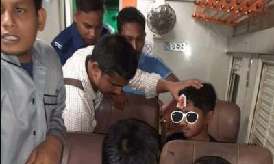 এবার চলন্ত ট্রেনে আহত তরুণের চিকিৎসা দিলেন সেই চিকিৎসক
