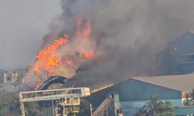 চট্টগ্রামের আগুন নিয়ন্ত্রণে যোগ দিয়েছে নৌবাহিনী-বিমানবাহিনী