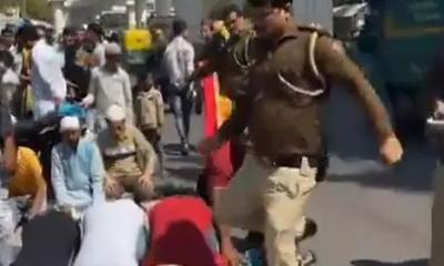 রাস্তায় নামাজিদের লাথি মেরে বরখাস্ত দিল্লির এক পুলিশ