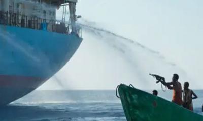 সোমালিয়ার উপকূলে নেয়া হচ্ছে জাহাজটি, কেবিনে আটকা নাবিকরা 