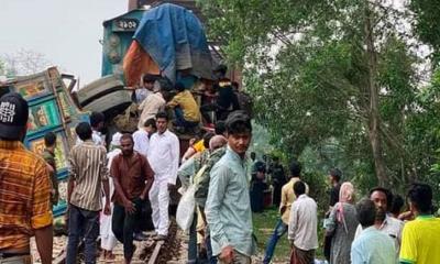 ট্রেনের সামনে বসে যাত্রা, দুর্ঘটনায় নিহত বেড়ে ৬
