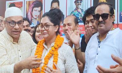 নিপুণের গলায় ফুলের মালা ‘নির্বাচনে অনন্য দৃষ্টান্ত’ 