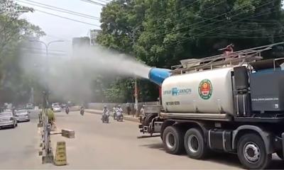 ঢাকার রাস্তায় স্প্রে ক্যানন দিয়ে পানি ছিটাচ্ছে ডিএনসিসি