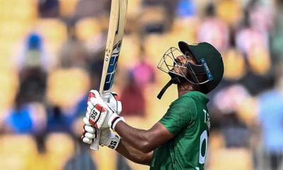 টি২০ ক্যারিয়ারের দ্বিতীয় ফিফটি করে ফিরলেন তামিম