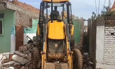 ফ্রিজে গরুর মাংস থাকায় বুলডোজার দিয়ে গুঁড়িয়ে দেওয়া হলো ১১ বাড়ি