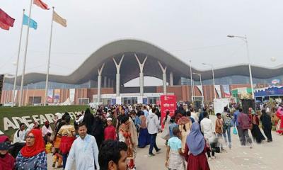 বাণিজ্য মেলার শেষ দিনে উপচে পড়া ভিড়
