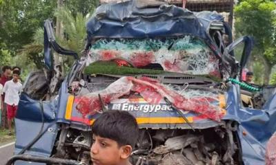দাঁড়িয়ে থাকা ট্রাকে পিকআপ ভ্যানের ধাক্কা, ঘটনাস্থলেই নিহত ৪ 