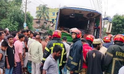 সাতসকালে বাসচাপায় ৬ দিনজন নিহত