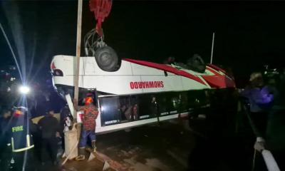 টেনে তোলা হয়েছে ডুবে যাওয়া বাস, নিহত বেড়ে ১৮