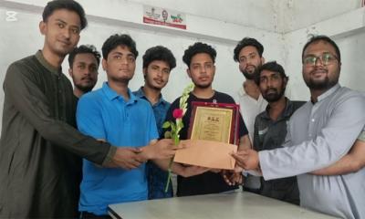 বাগেরহাটে দরিদ্র দুই মেধাবীকে সংবর্ধনা দিল ছাত্রদল