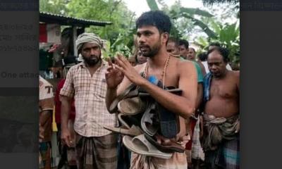 মহানবীকে (সা.) নিয়ে কটূক্তি, জুতার মালা পরানো হলো যুবককে