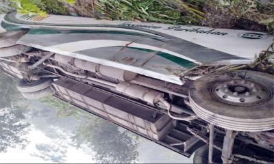 বরিশালে বাস উল্টে খাদে, নারী নিহত